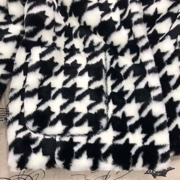 🎁CeCe by Cynthia Steffe Faux Fur Houndstooth Coat - Picture 5 of 16